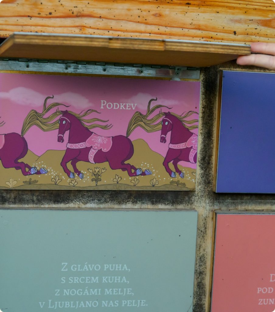 Ilustracija konjev k pesmi Podkev na interaktivni steni