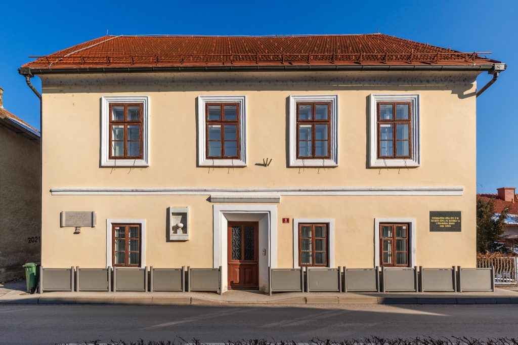 Pročelje Spominske hiše Otona Župančiča v Vinici