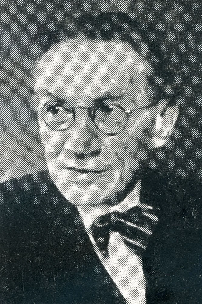 Rastrski portret Otona Župančiča z očali in metuljčkom
