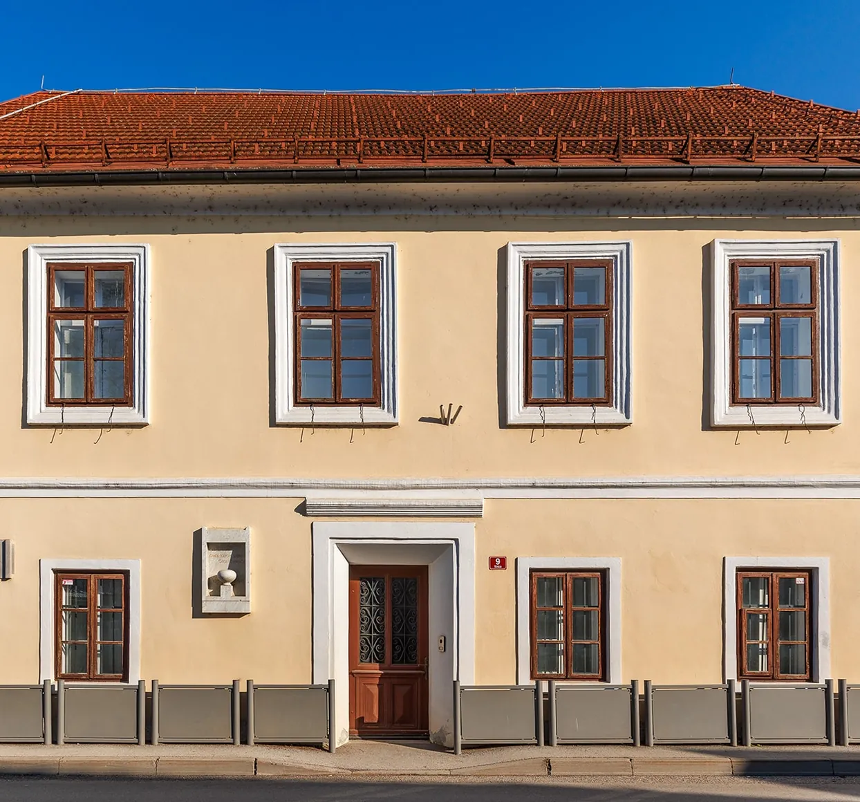 Pročelje Spominske hiše Otona Župančiča v Vinici