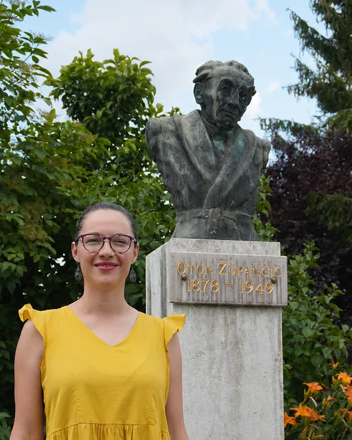 Klaudija Jaketič ob doprsnem kipu Otona Župančiča v Vinici