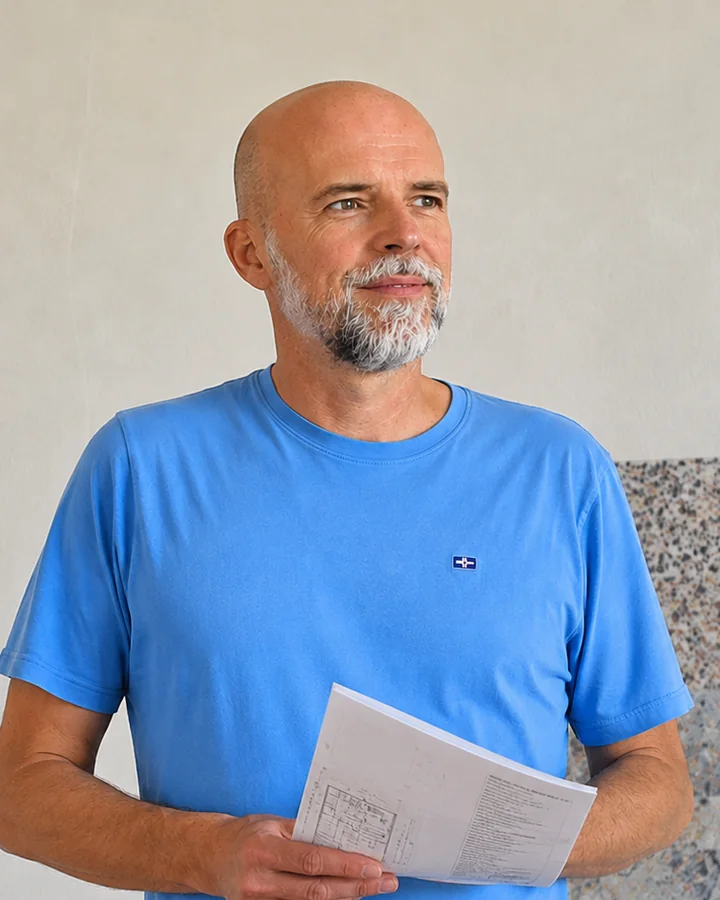 Luka Bogovčič z načrti v rokah